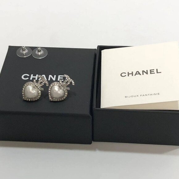 CHANEL CC Logos Rhinestone Pearl Heart Stud Earrings Silver Tone B23B Auth w/Box - Picture 8 of 10